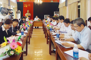 Đồng chí Bùi Văn Cửu, Phó Chủ tịch TT UBND tỉnh phát biểu chỉ đạo tại huyện Lạc Thủy. 

